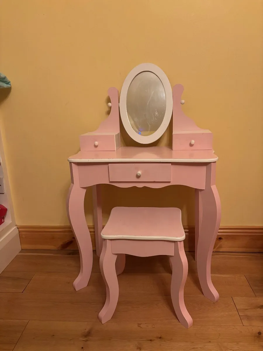 Kids vanity table