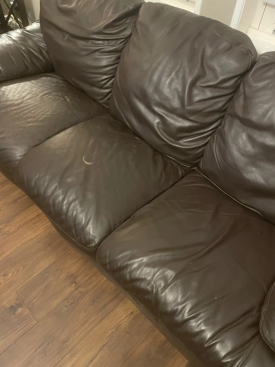 Leather armchair, 2 sofas and ottoman. - Image 3