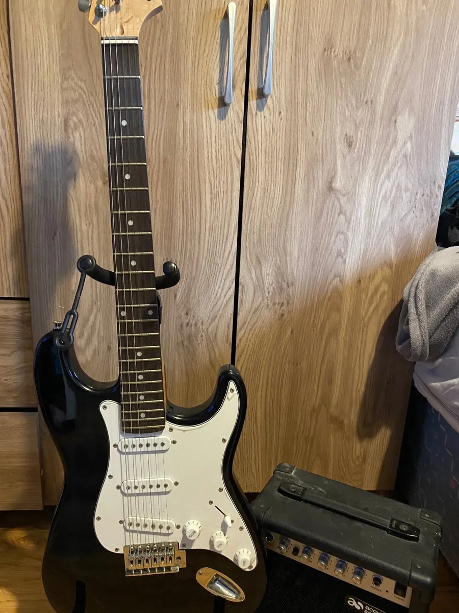 Electric guitar, amp and stand