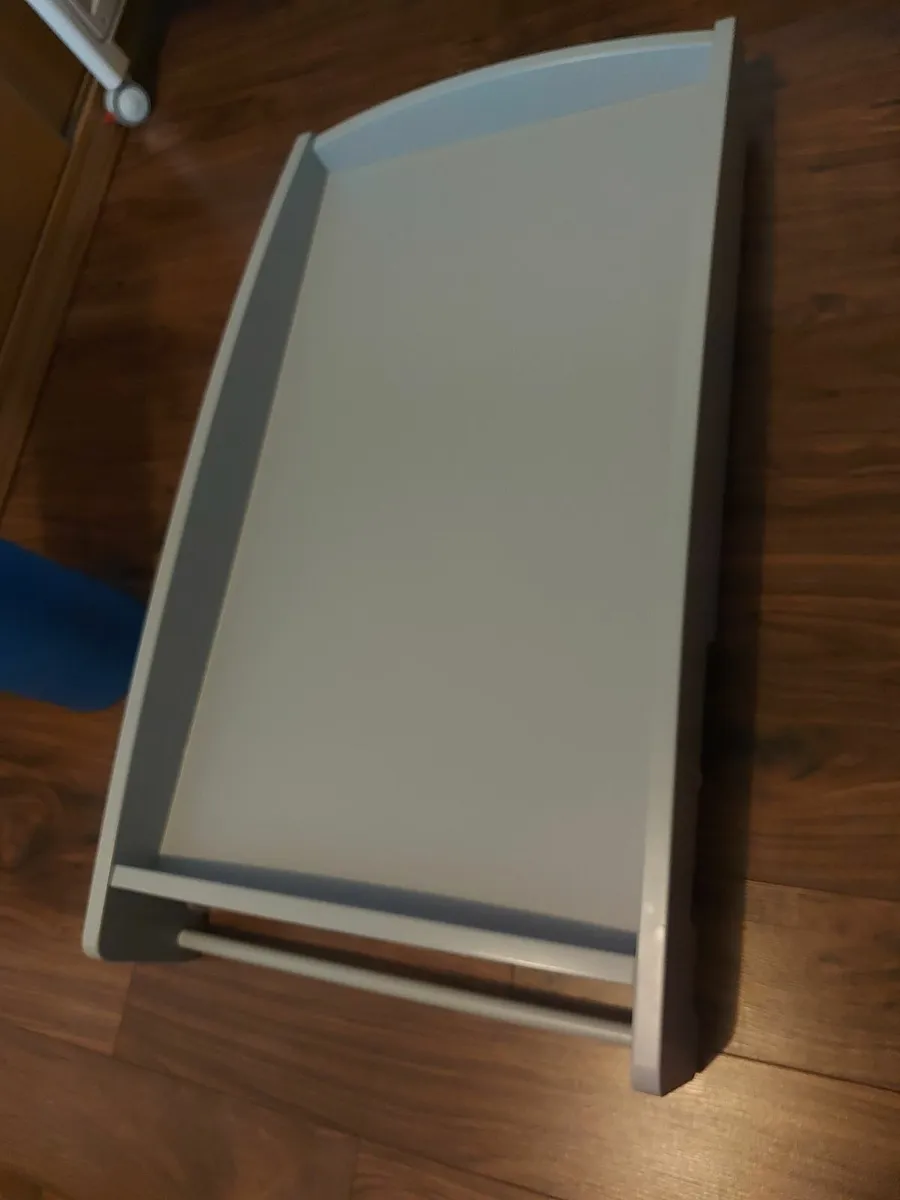 Baby changing table - Image 1