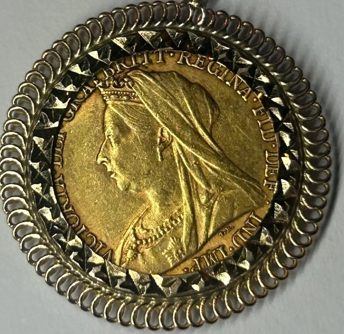 Mounted Half Sovereign Necklace - Image 3