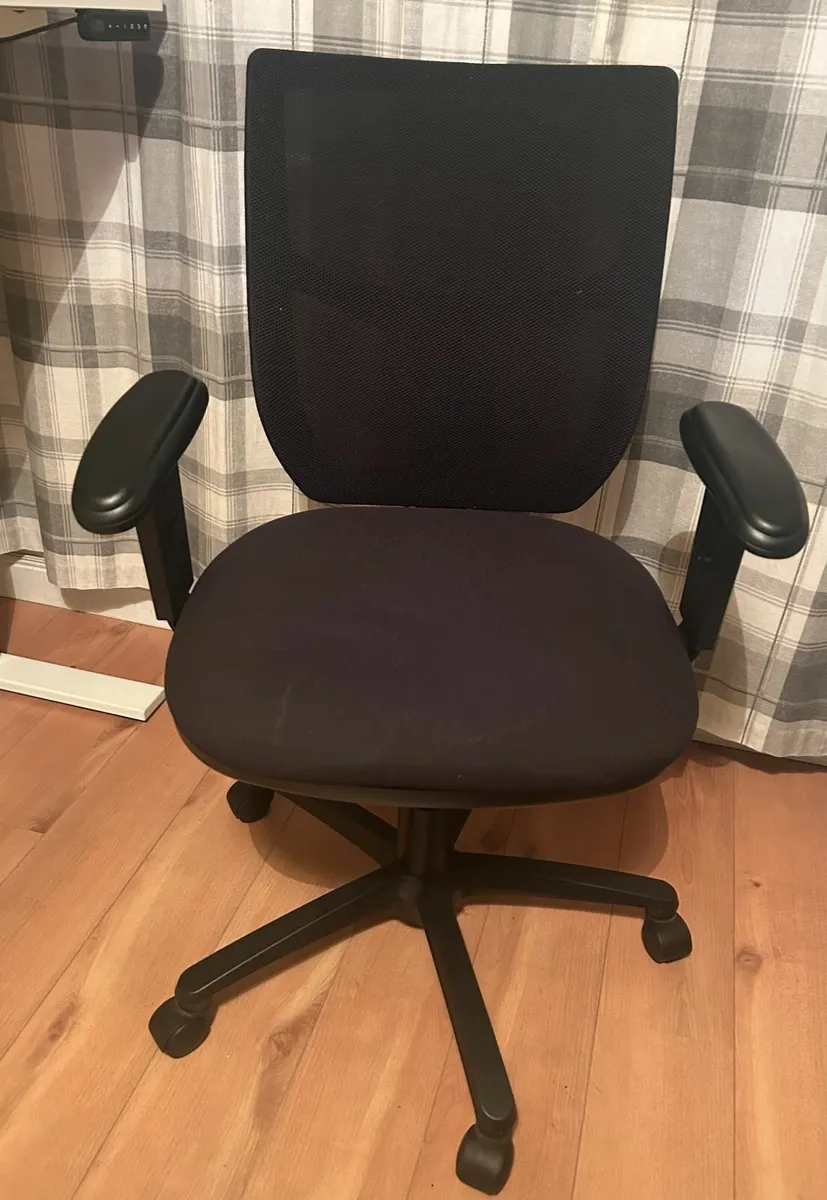 Electric standing desk, chair and drawers - Image 4