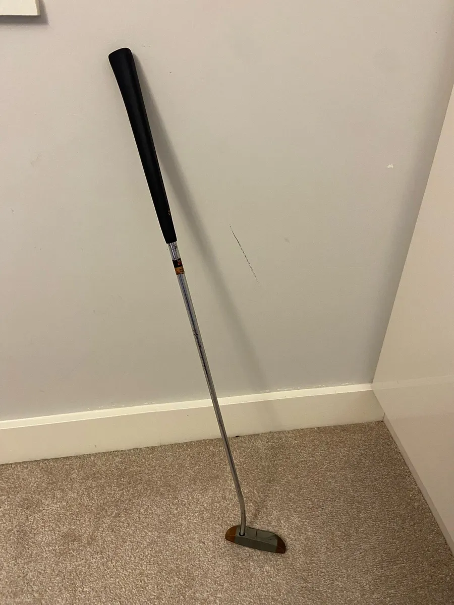 Left handed Taylor made putter - Image 1
