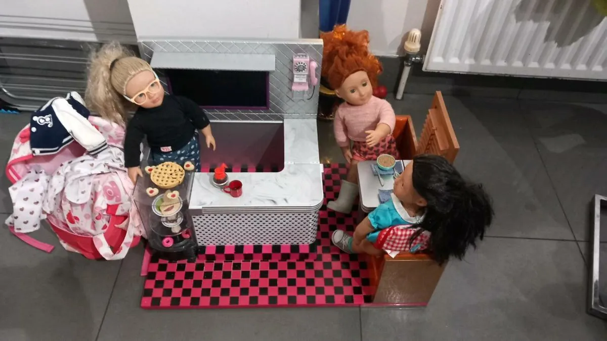 Our generation diner and 3 dolls and clohes - Image 2