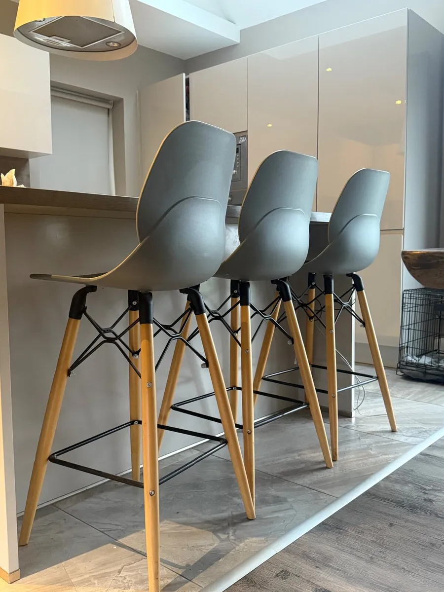 6 Dining chairs and 3 bar stool - Image 1