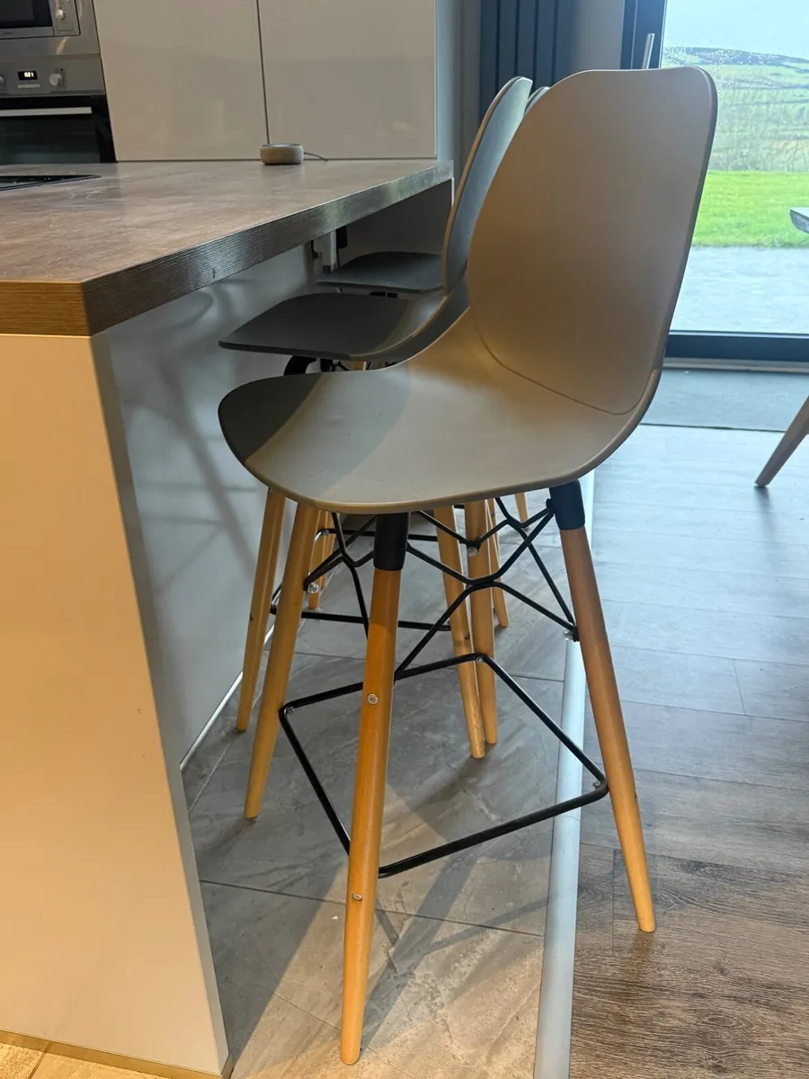 6 Dining chairs and 3 bar stool - Image 2