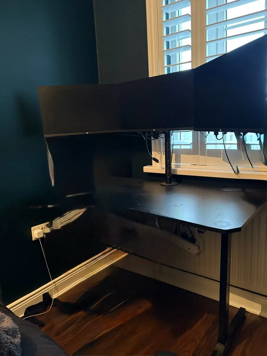X RockerGaming table and 3 monitors and stand
