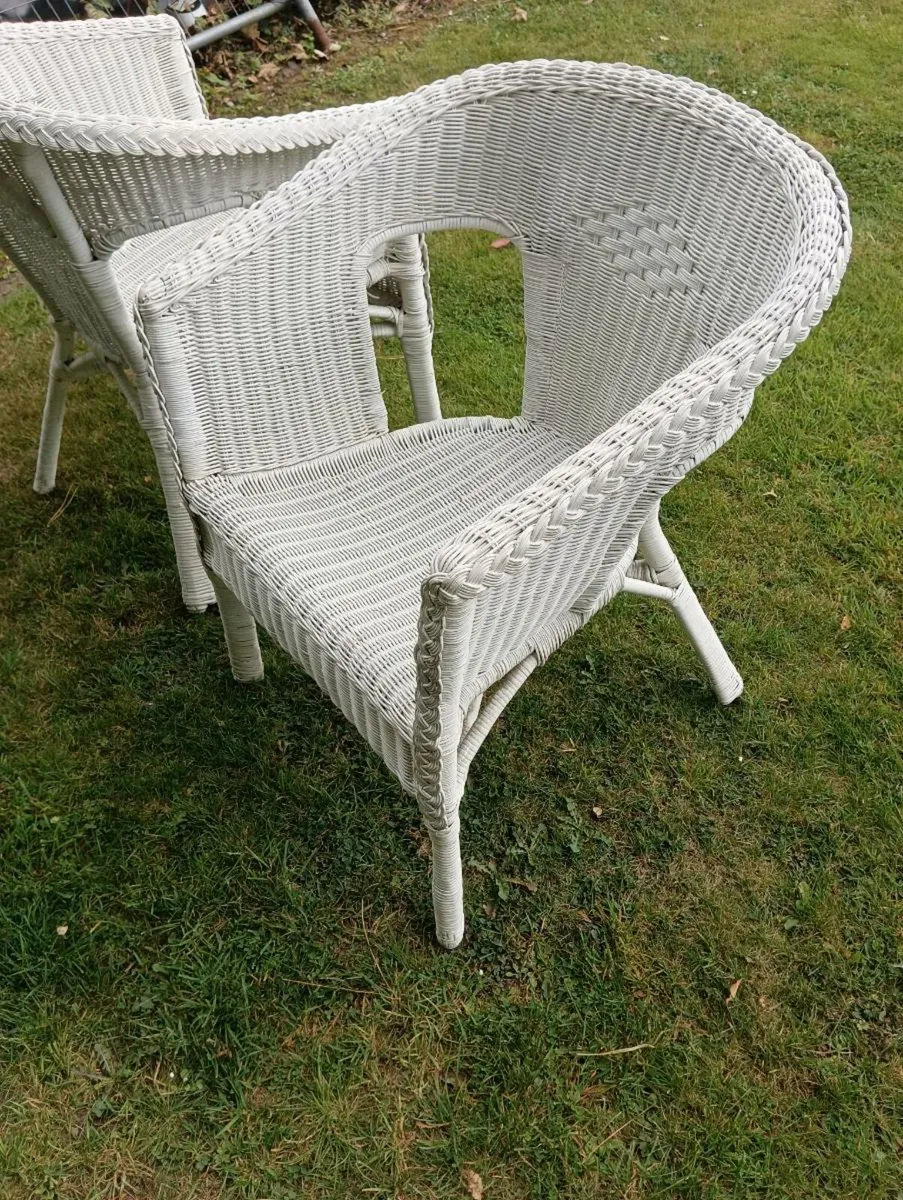 Lovely white wicker chair 20 Euro - Image 2