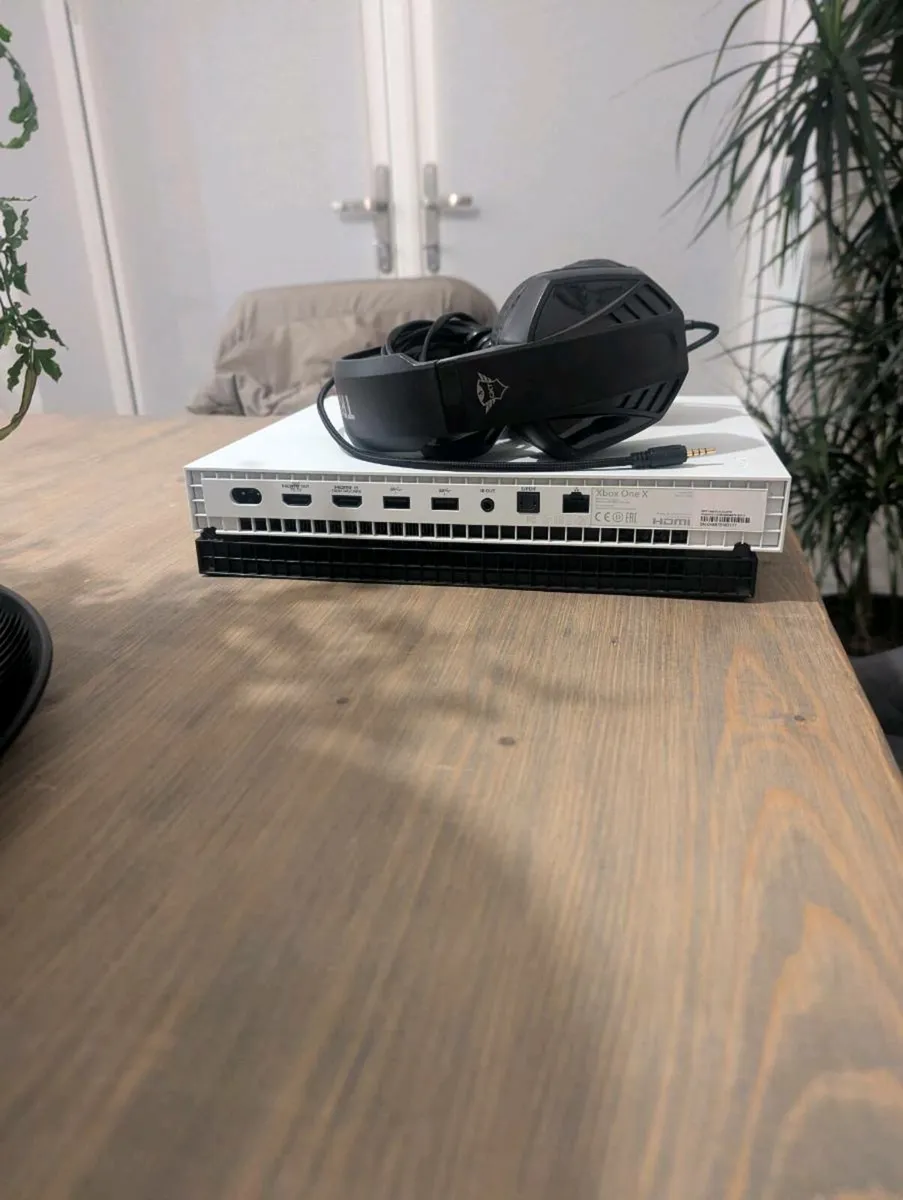 XBOX ONE X - Image 1