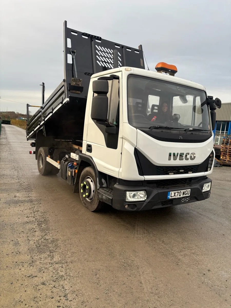 2020, 7.5ton tipper - Image 1
