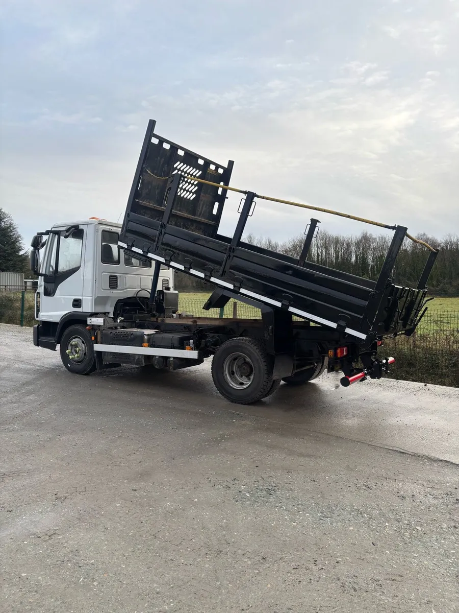 2020, 7.5ton tipper - Image 4