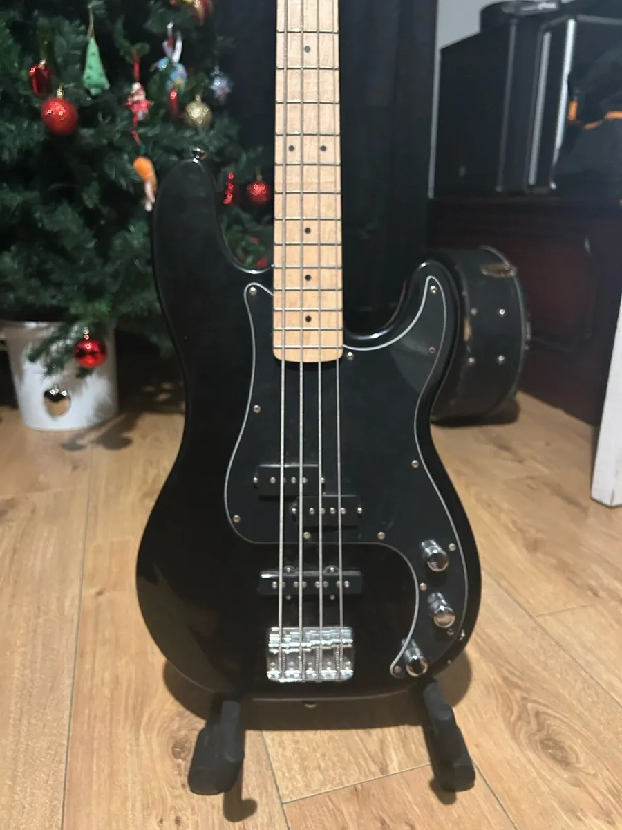 Squier p bass - Image 1