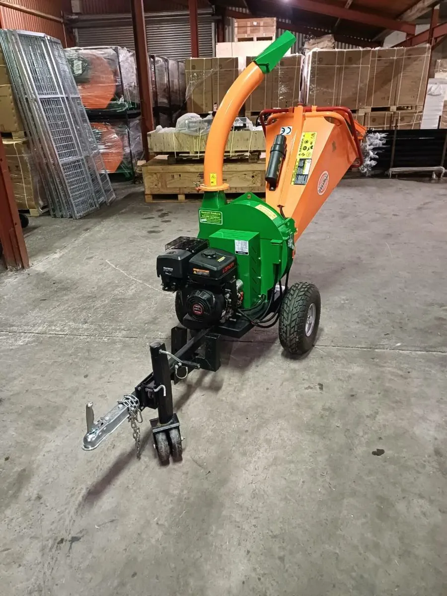 15HP Petrol Hartnett Petrol Wood Chipper - Image 1