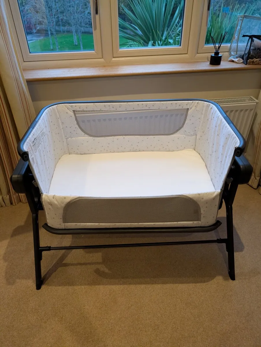 Bedside crib - Image 1