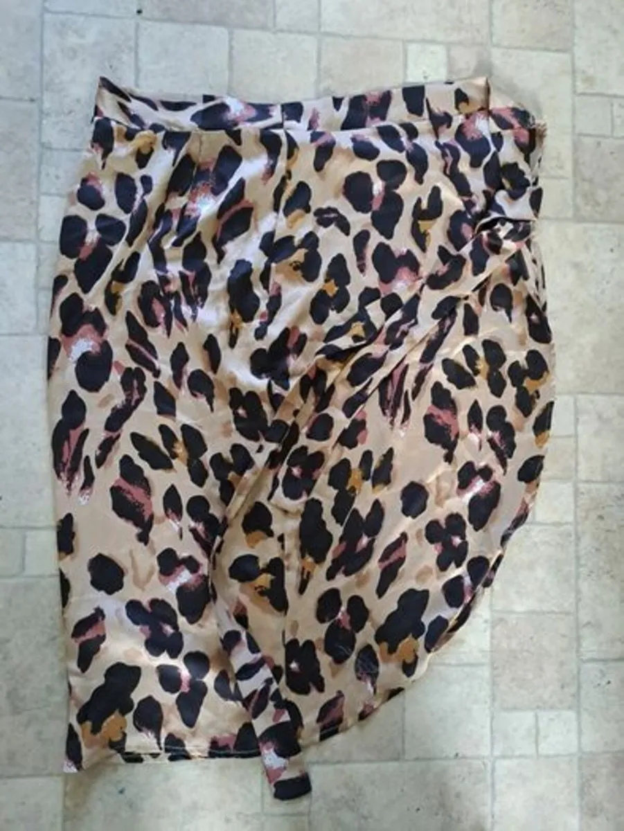 Boohoo skirt size 10 wrap around - Image 3