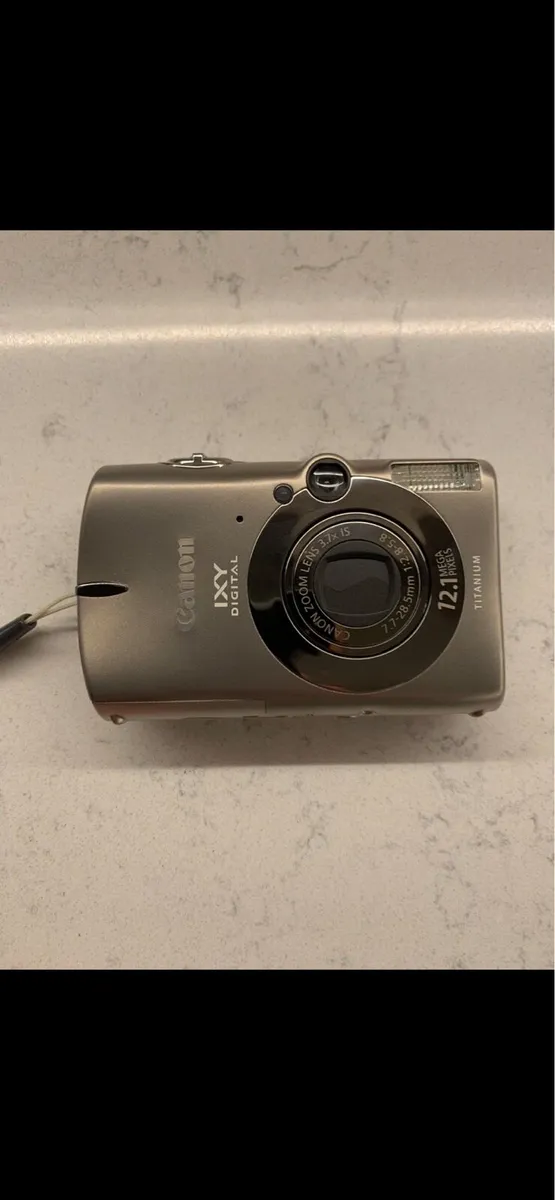 Canon Ixy 2000 IS digital camera - Image 1