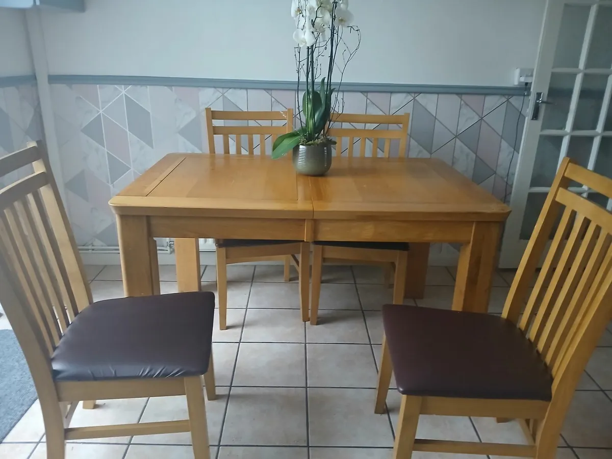 Table and chairs - Image 1
