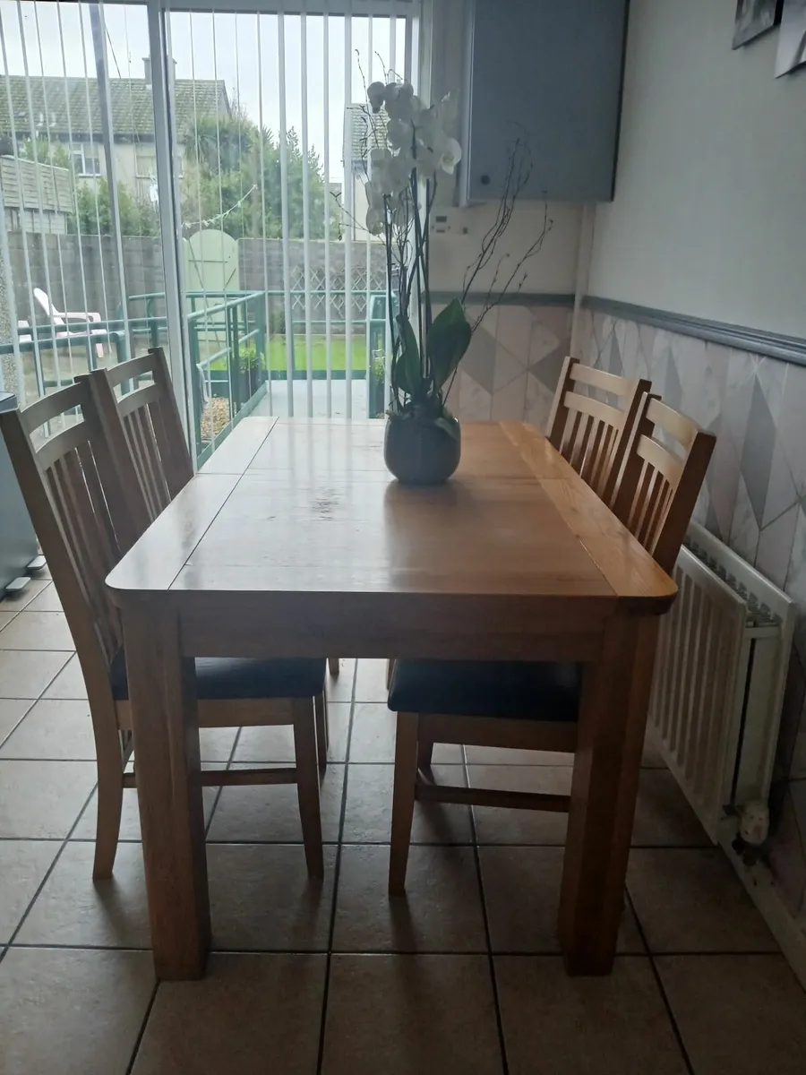 Table and chairs - Image 2