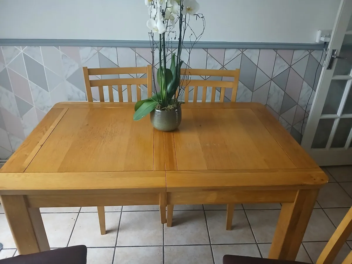 Table and chairs - Image 3