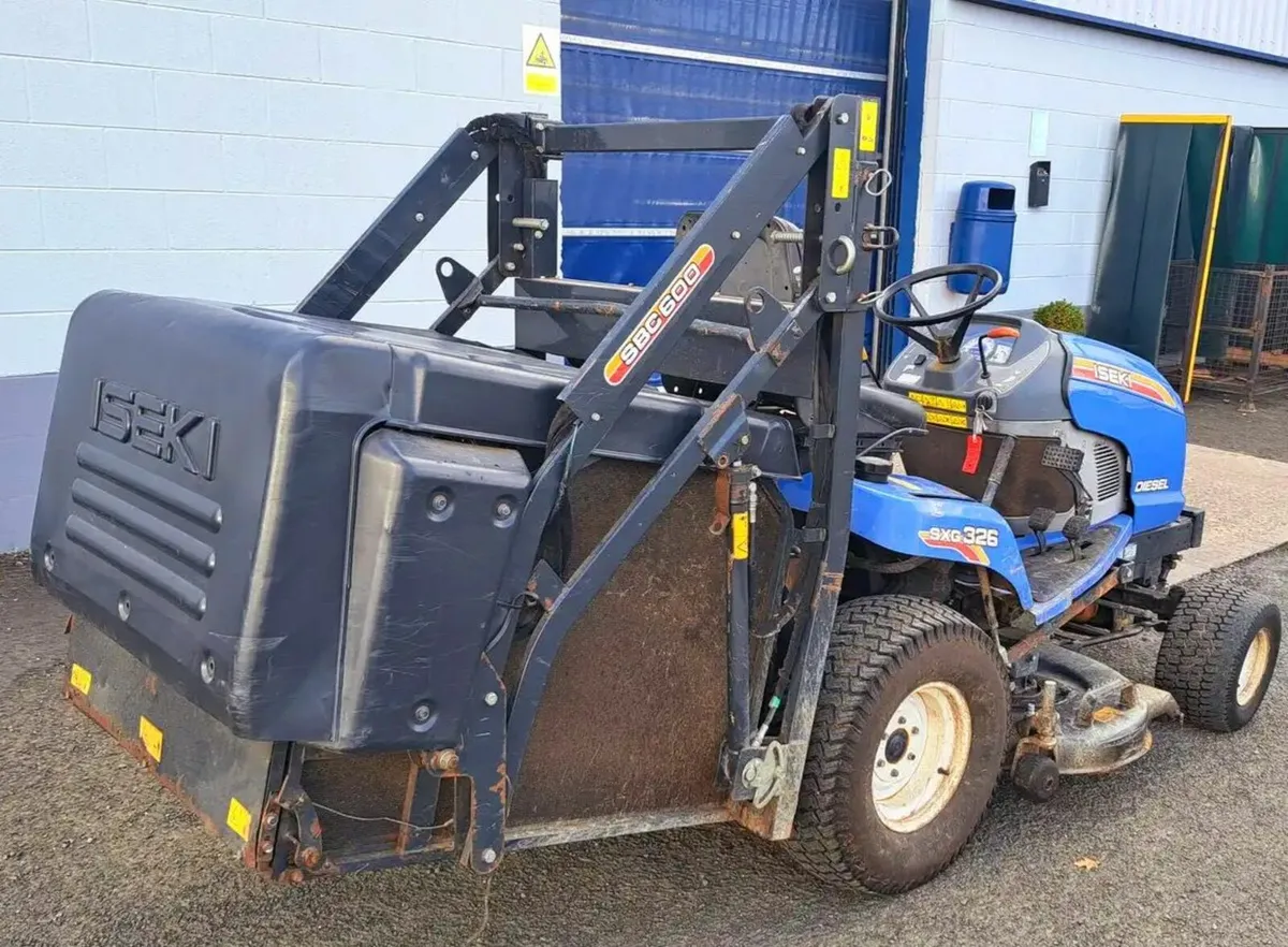 ISEKI SXG326 High Tip Ride on Mower Lawnmower - Image 2