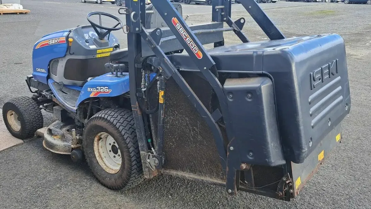 ISEKI SXG326 High Tip Ride on Mower Lawnmower - Image 3