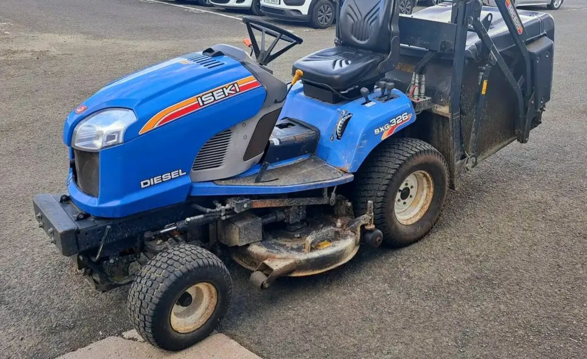 ISEKI SXG326 High Tip Ride on Mower Lawnmower - Image 4