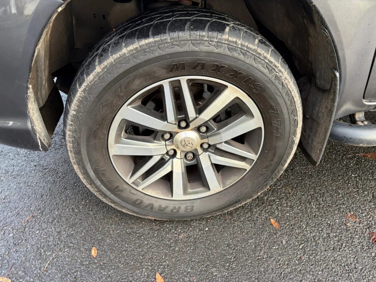 Toyota Hilux INVINCIB X D-4D 4WD INVINCIBLE DCB - Image 4