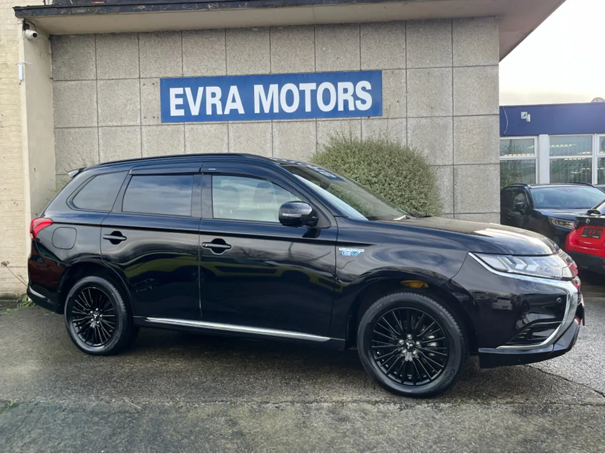 Mitsubishi Outlander 4WD BLACK EDITION PLUG IN HYB - Image 3