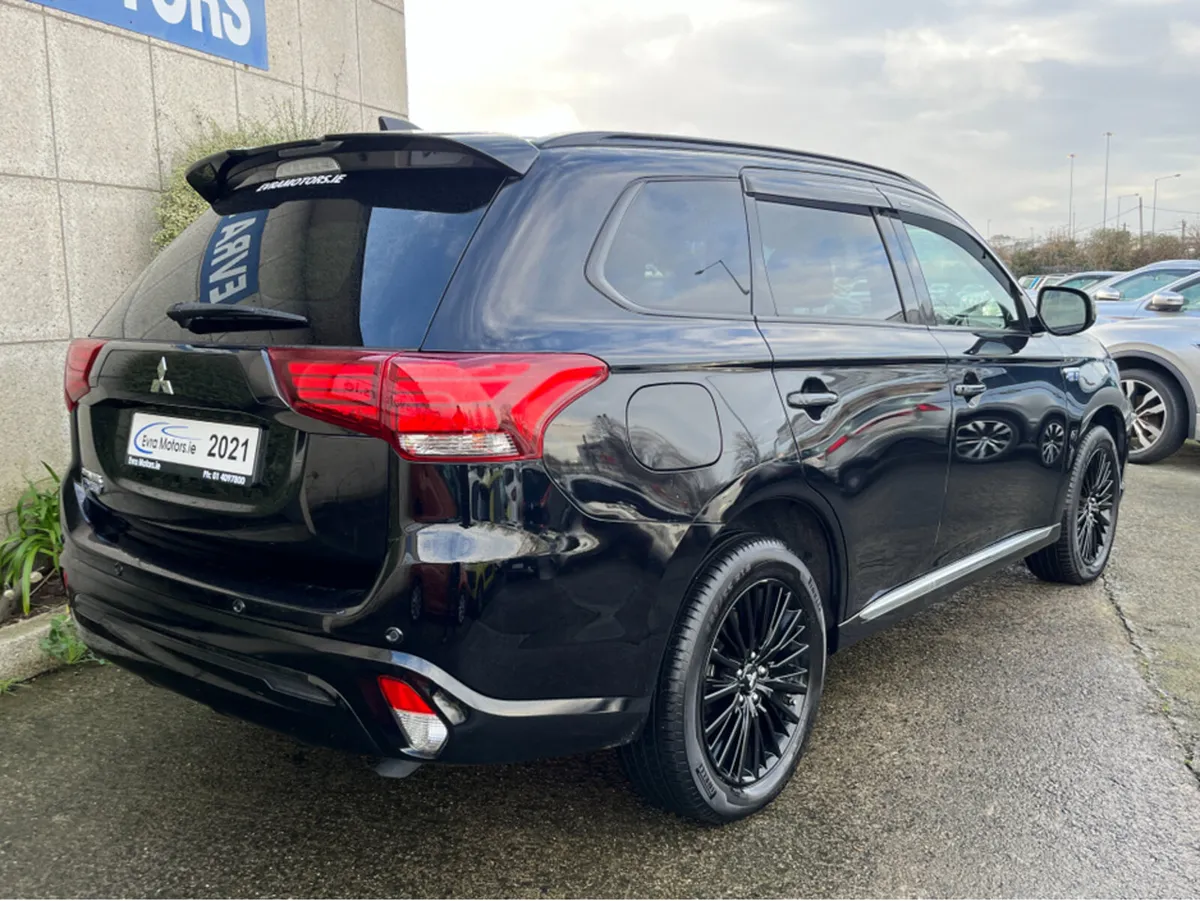 Mitsubishi Outlander 4WD BLACK EDITION PLUG IN HYB - Image 4