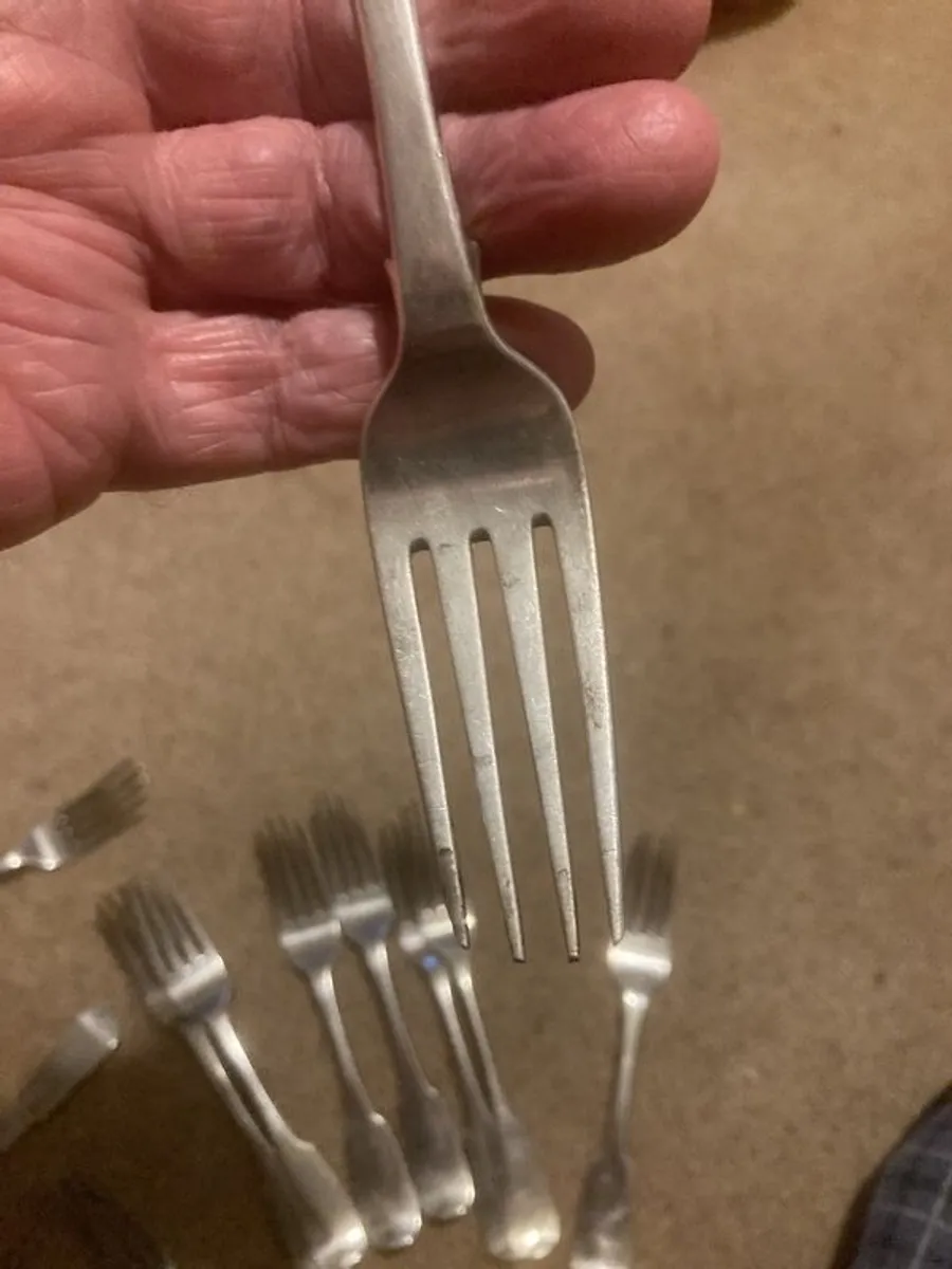 12 silver heavy forks made in Ireland around 1825 by well known Irish silversmiths. - Image 3