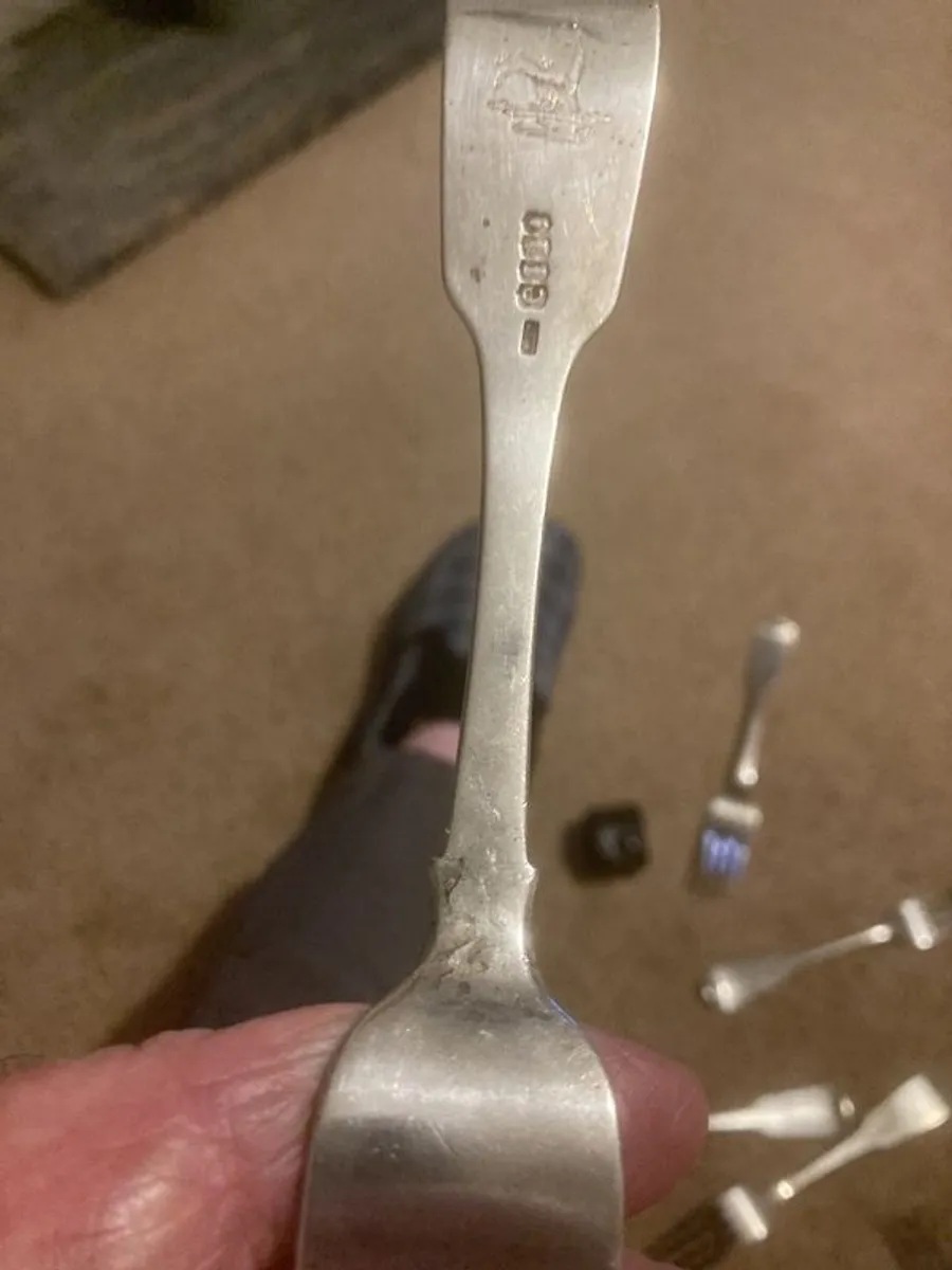 12 silver heavy forks made in Ireland around 1825 by well known Irish silversmiths. - Image 4