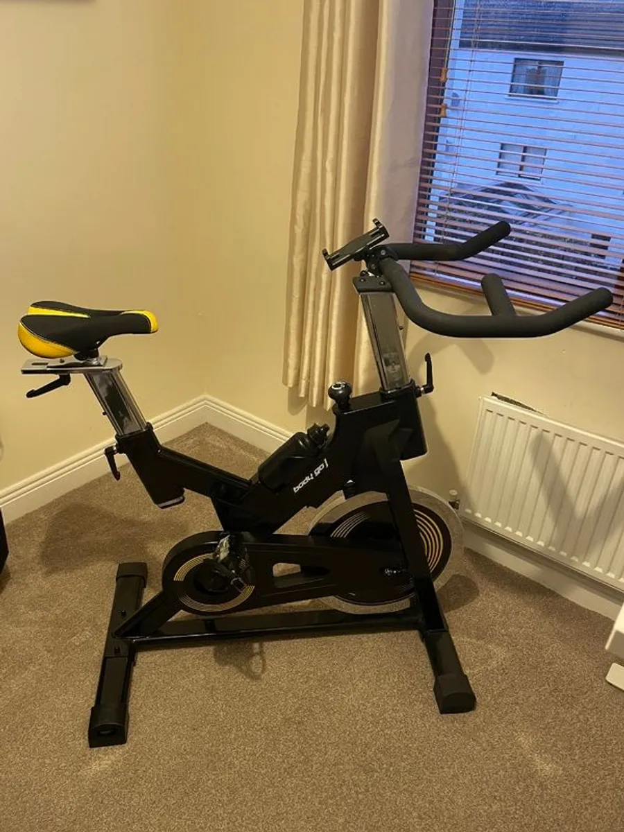 Spin bike spinning - Image 1