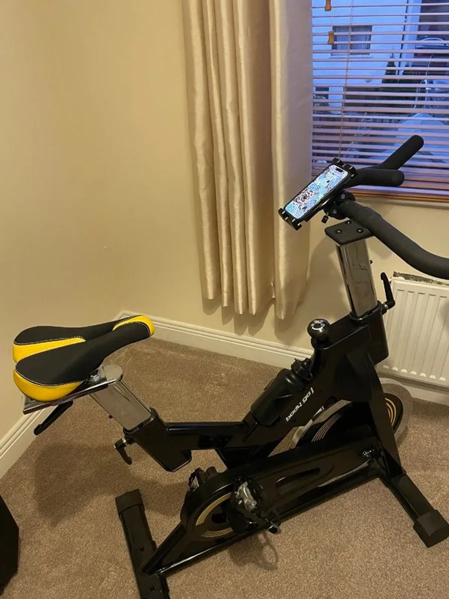 Spin bike spinning - Image 2