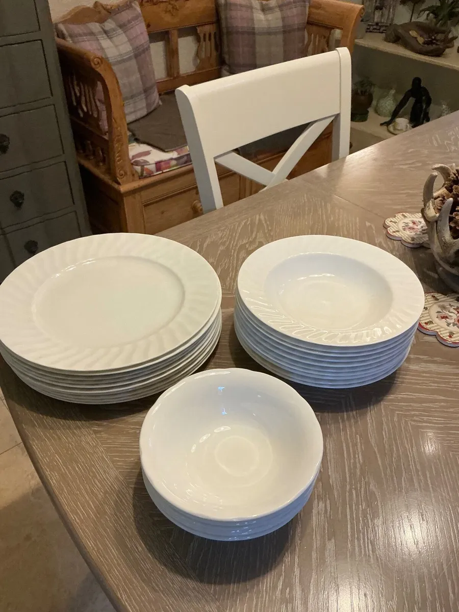 10 dinner plates 10 soup bowls 6 dessert bowls