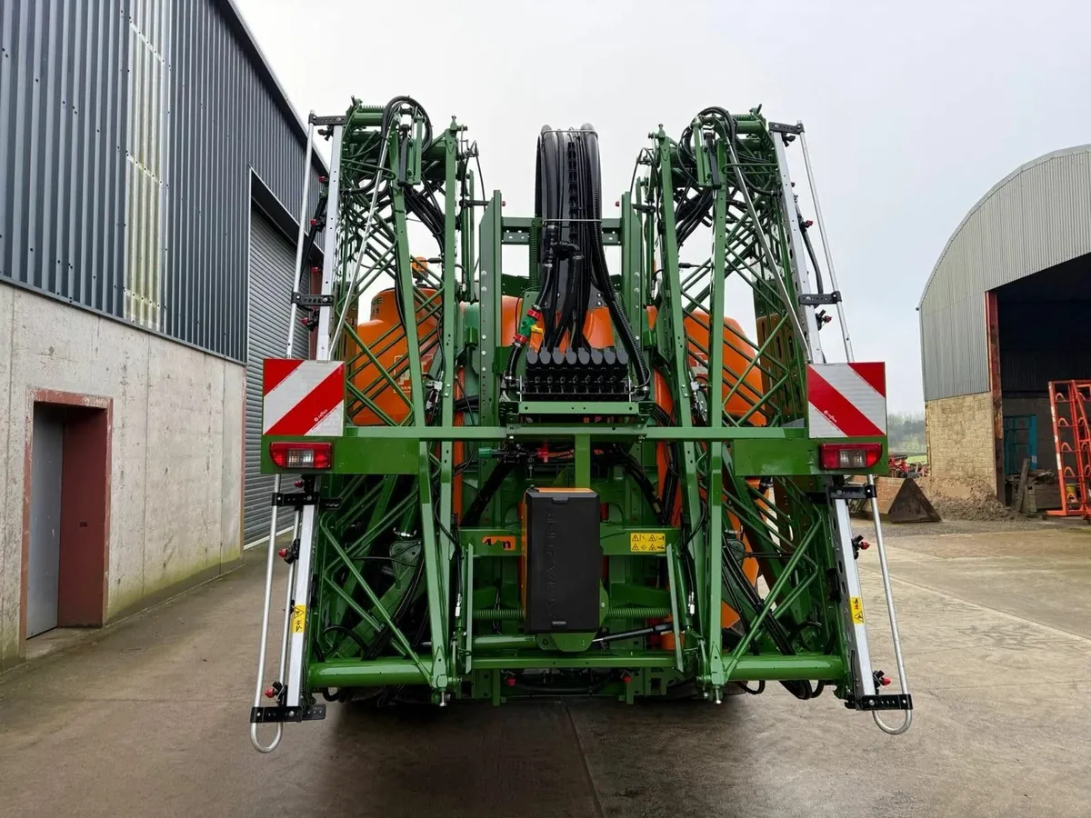 Amazone UF1201-24m sprayer - Image 3