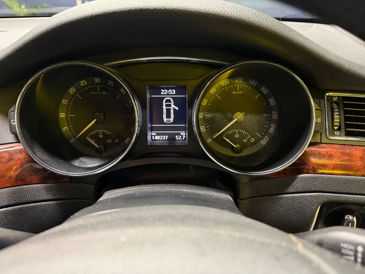 Skoda Superb DSG/LOW KM/AUTO - Image 4