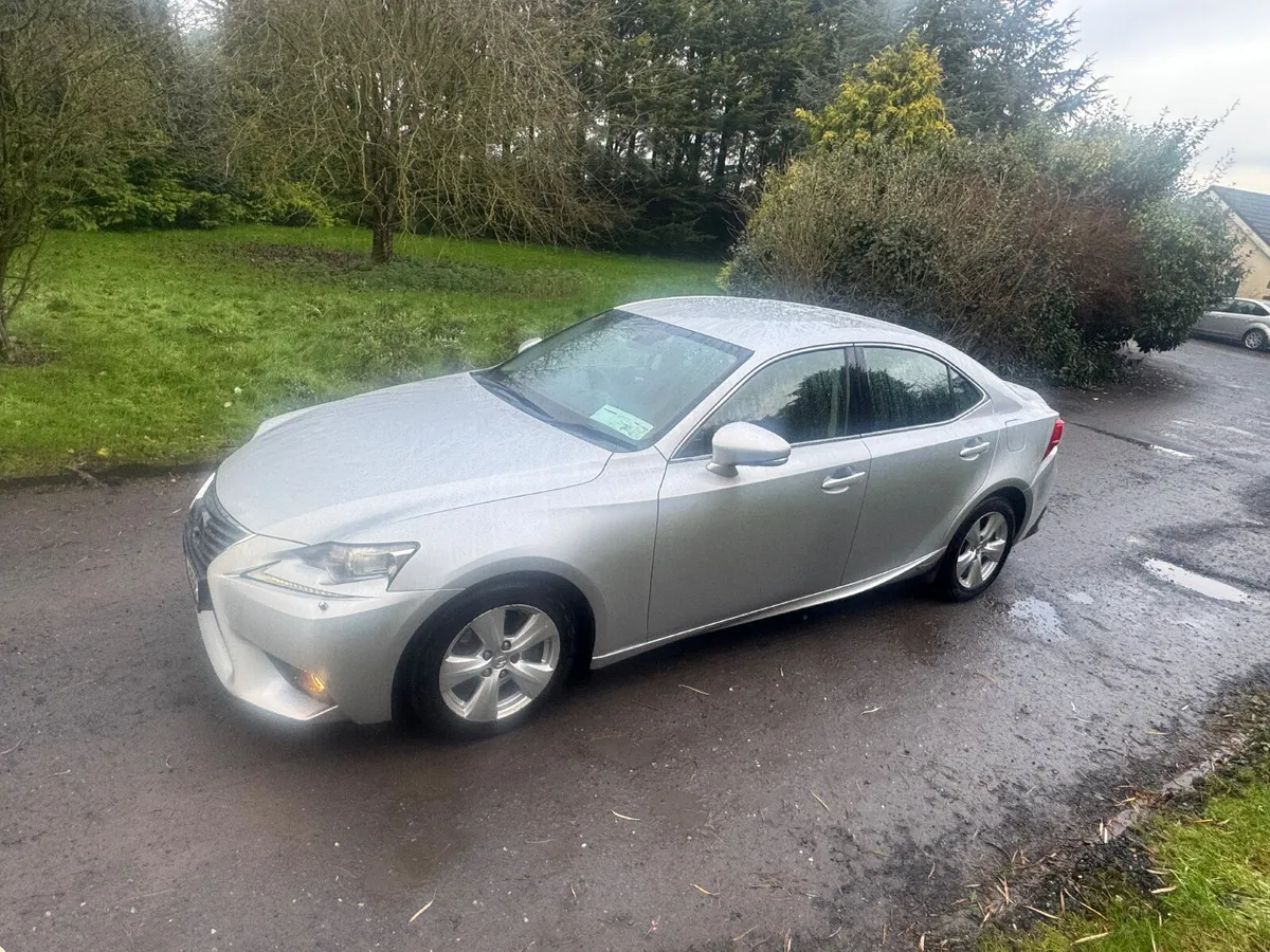 14 Lexus IS300H AUTOMATIC HYBRID - Image 4