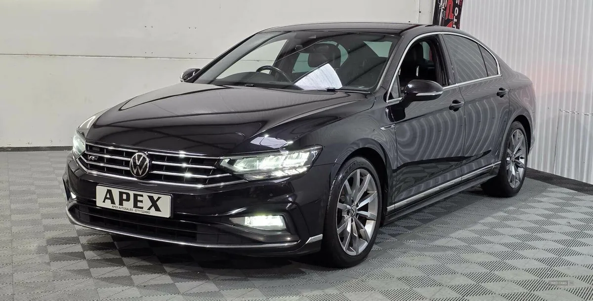 Volkswagen Passat DIESEL SALOON - Image 1