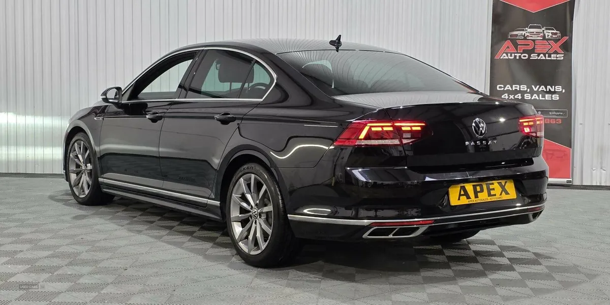 Volkswagen Passat DIESEL SALOON - Image 4