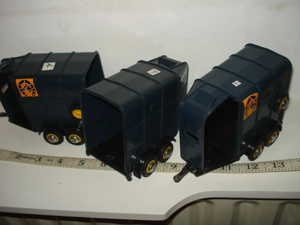 BRITAINS BEAUFORT DOUBLE HORSEBOXES. 1/32 SCALE. - Image 2