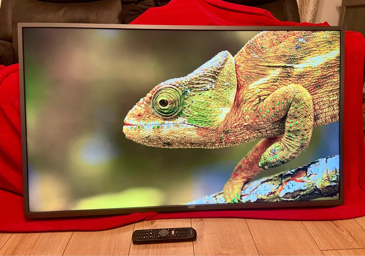 Philips 50” 4K Smart TV & Wall Bracket - Image 1