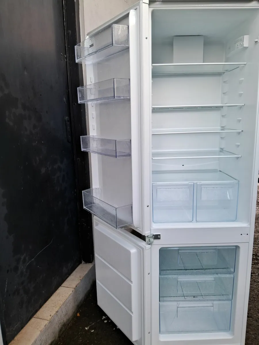 70/30 INTEGRETED FRIDGE AND FREEZER - Image 3