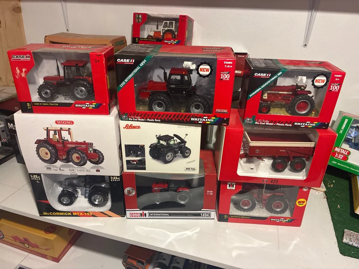 1:32 scale case / international tractors - Image 1