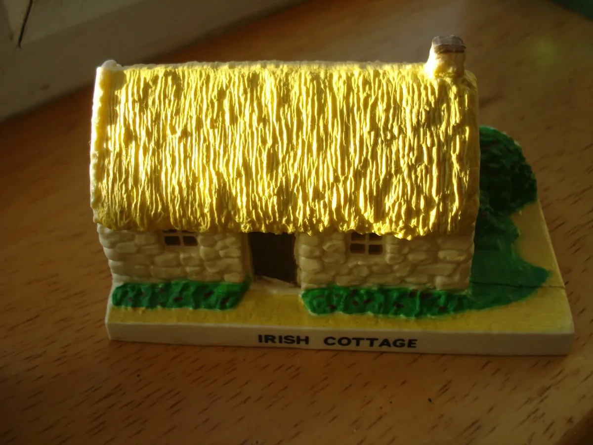 OLD 1961 MODEL OF IRISH COTTAGE. BOXED. - Image 1