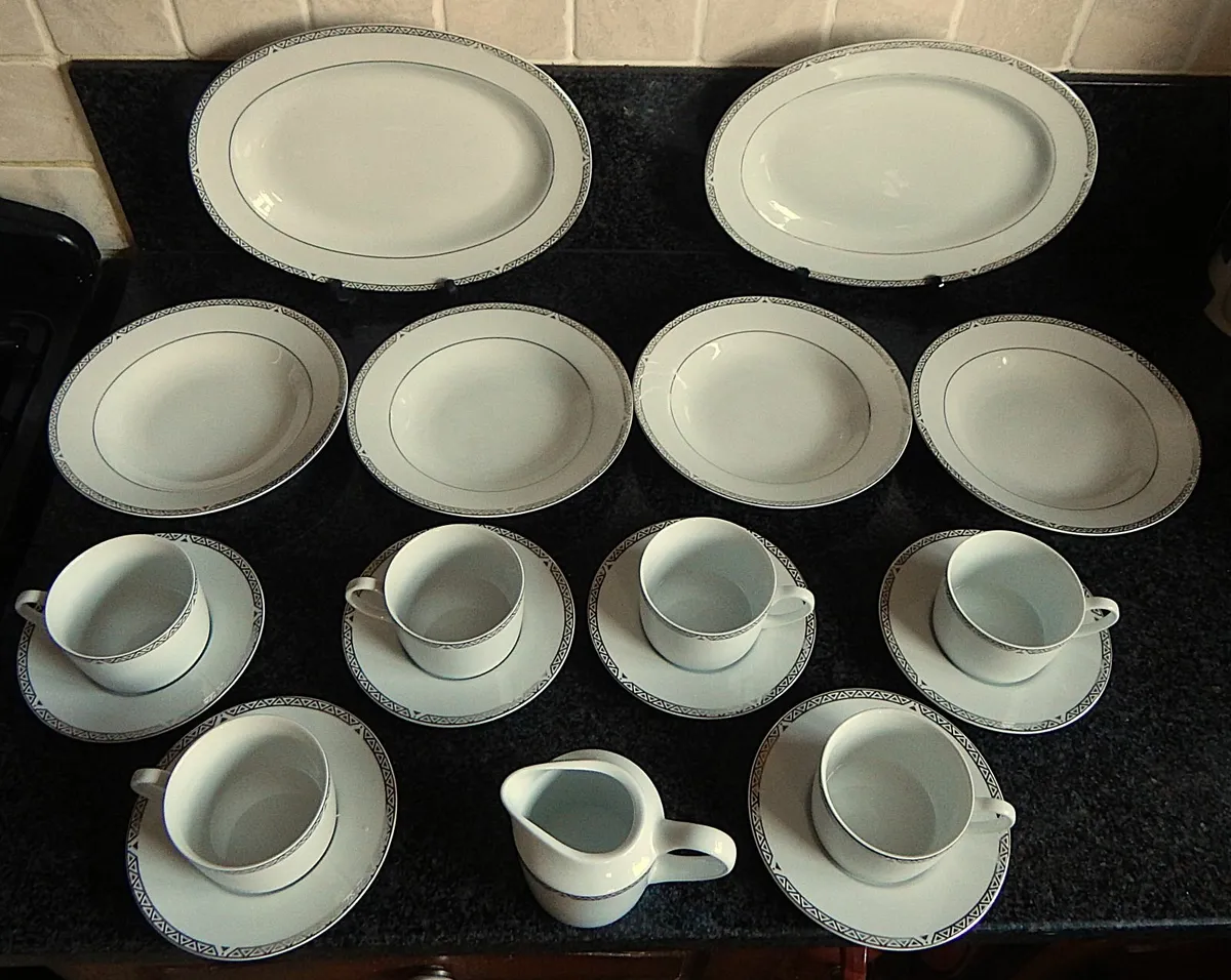 19 Vintage Royal Doulton Platinum Tableware Pieces - Image 2