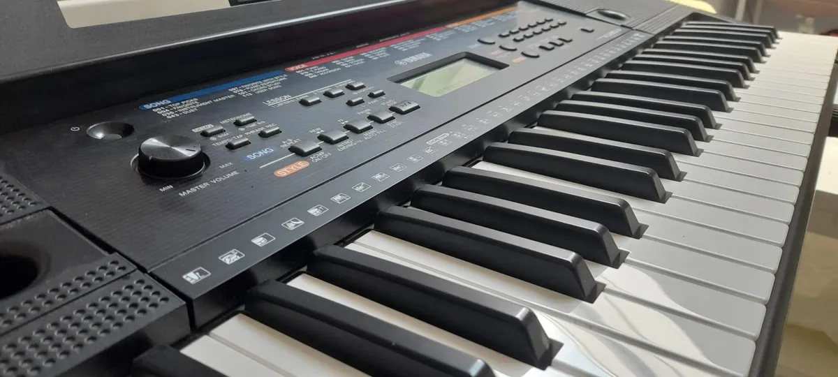 Yamaha PSR-E263 Keyboard with Stand - Image 4