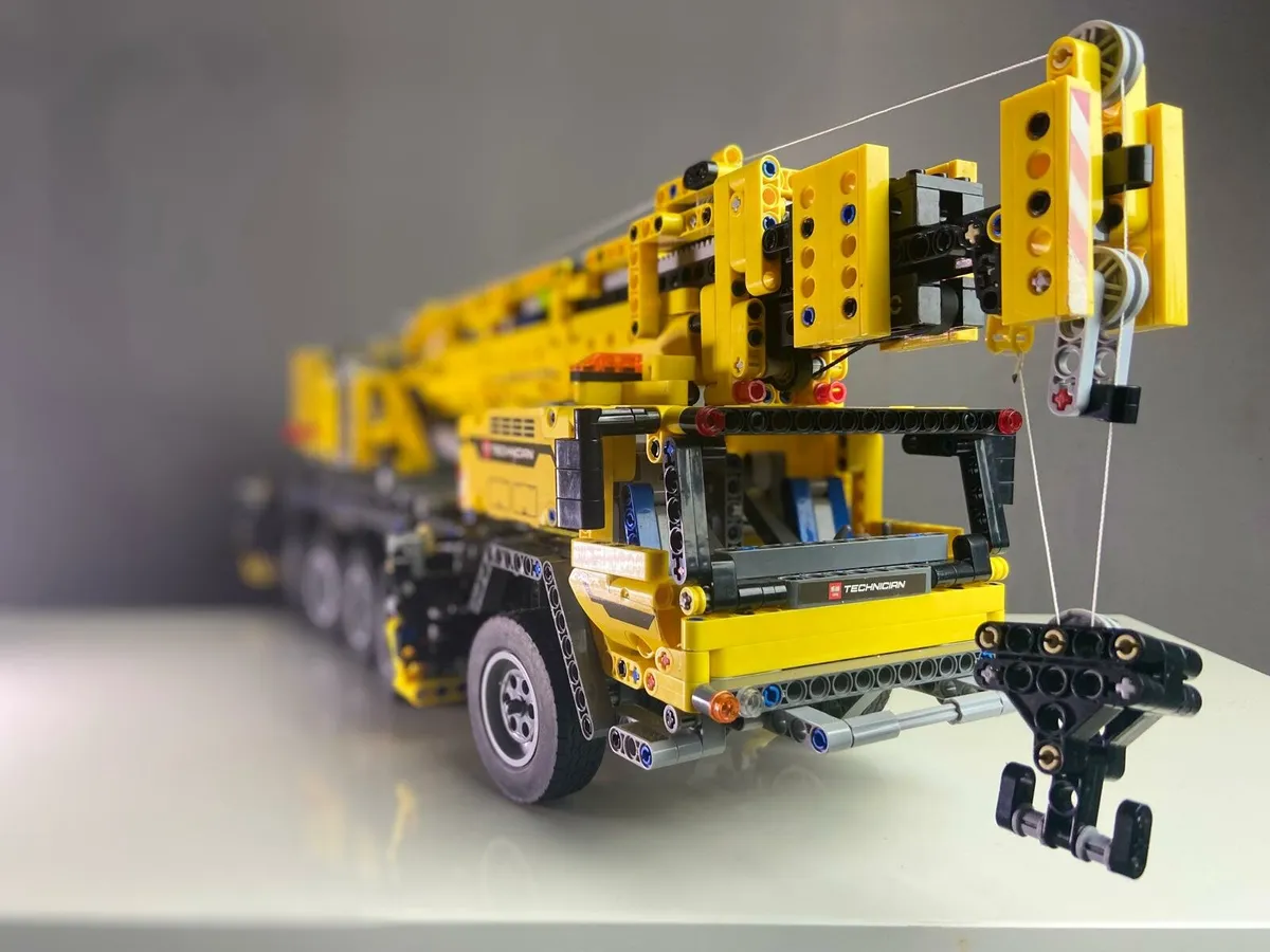 Toy Crane – Room Decor & Play - Image 1