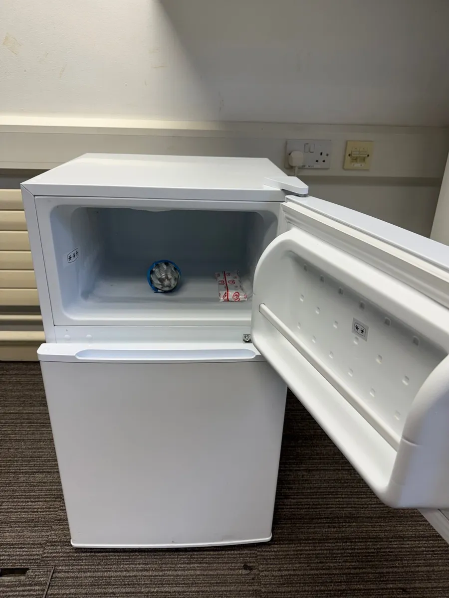 Igenix under counter fridge with freezer - Image 3