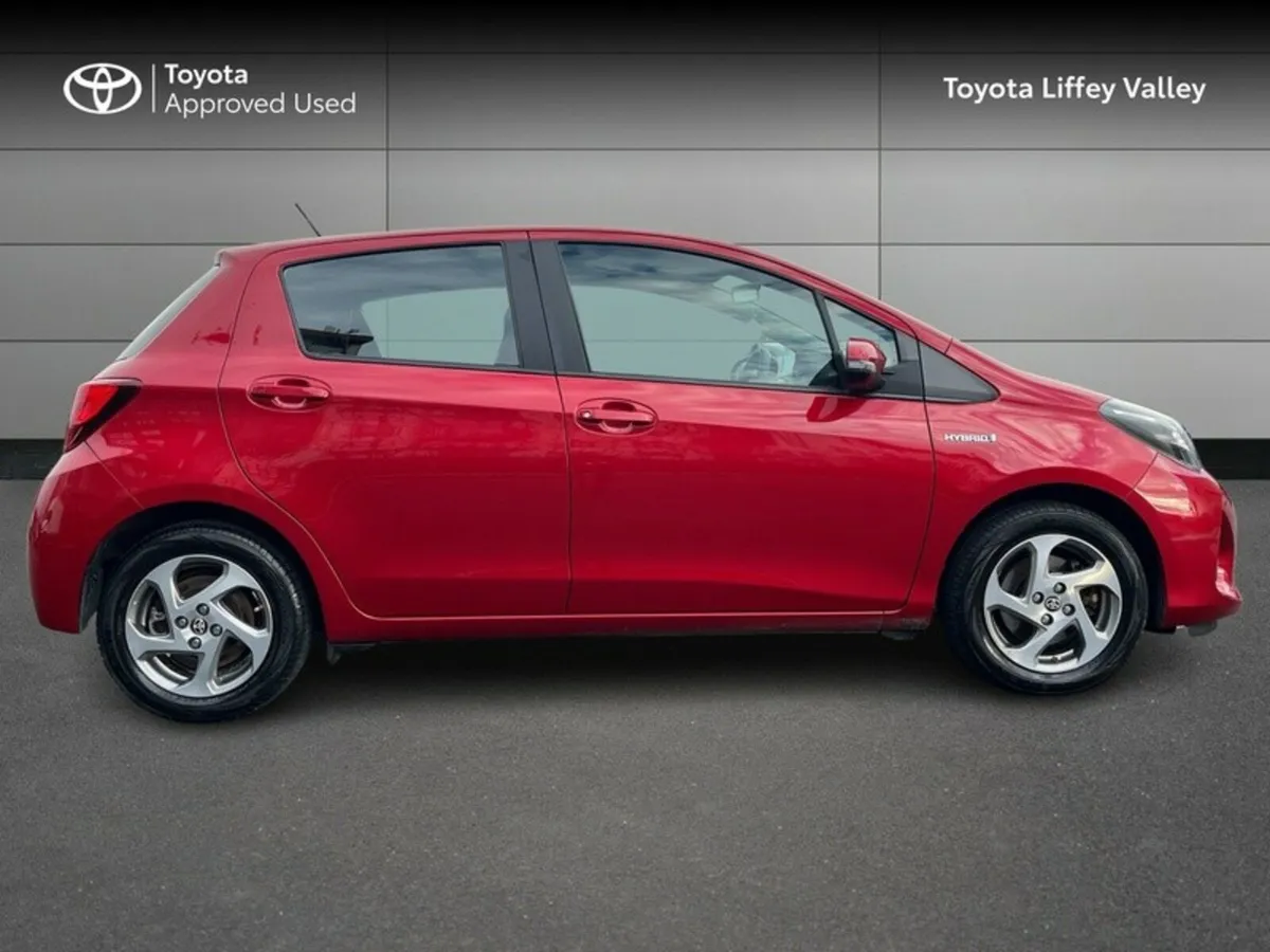 Toyota Yaris HYBRID LUXURY MC 4DR AUTO - Image 3