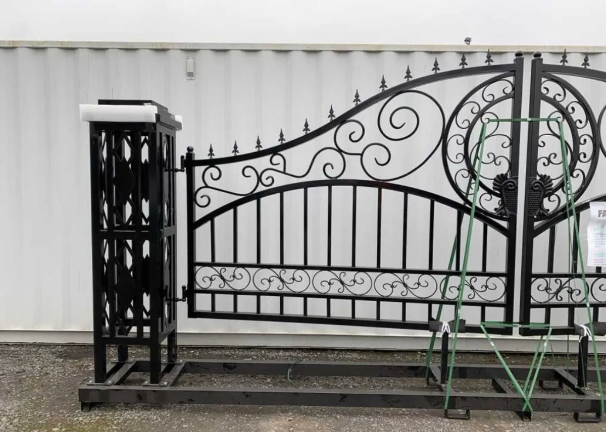 Entrance gates - Image 2